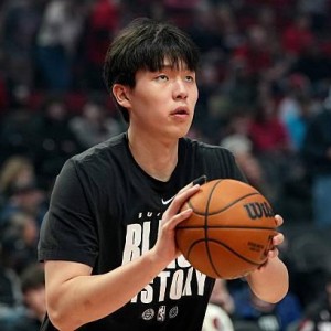 开云体育-小编扣鸡腿，开拓者官方把下放的杨瀚森误写成双向合同球员